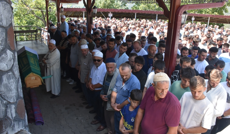 FECİ KAZADA HAYATINI KAYBEDEN 21 YAŞINDAKİ GENÇ SON YOLCULUĞUNA UĞURLANDI