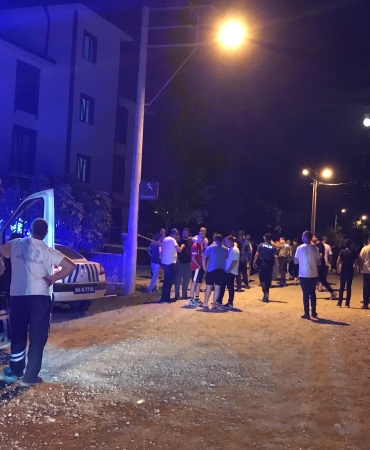 KARDEŞLER ARASINDA ÇIKAN KAVGAYI AYIRMAYA ÇALIŞAN ENİŞTE BIÇAKLANDI