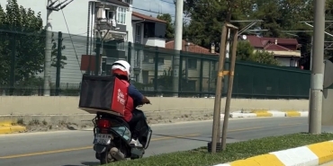 TERS YÖNDE İLERLEYEN TIKLA GELSİN KURYESİ TEHLİKE SAÇTI