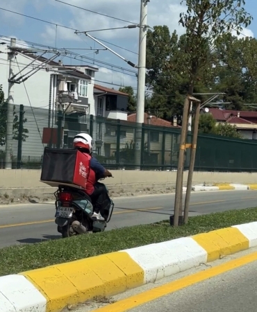 TERS YÖNDE İLERLEYEN TIKLA GELSİN KURYESİ TEHLİKE SAÇTI