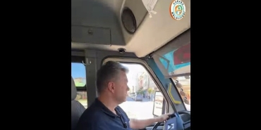 BAŞKAN TEST SÜRÜŞÜ İÇİN BİNDİĞİ DOLMUŞU KEMER TAKMADAN KULLANDI SOSYAL MEDYADA PAYLAŞILAN VİDEO TEPKİ ÇEKTİ