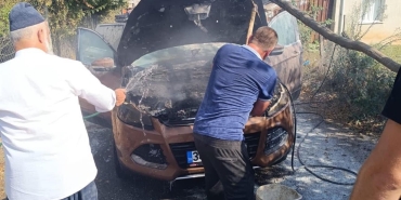 SAKARYA'DA ALEV ALAN OTOMOBİL KULLANILAMAZ HALE GELDİ