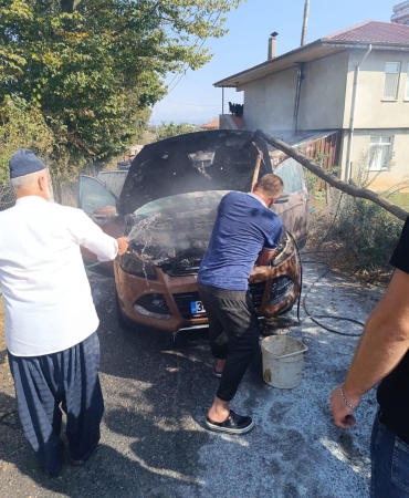SAKARYA'DA ALEV ALAN OTOMOBİL KULLANILAMAZ HALE GELDİ