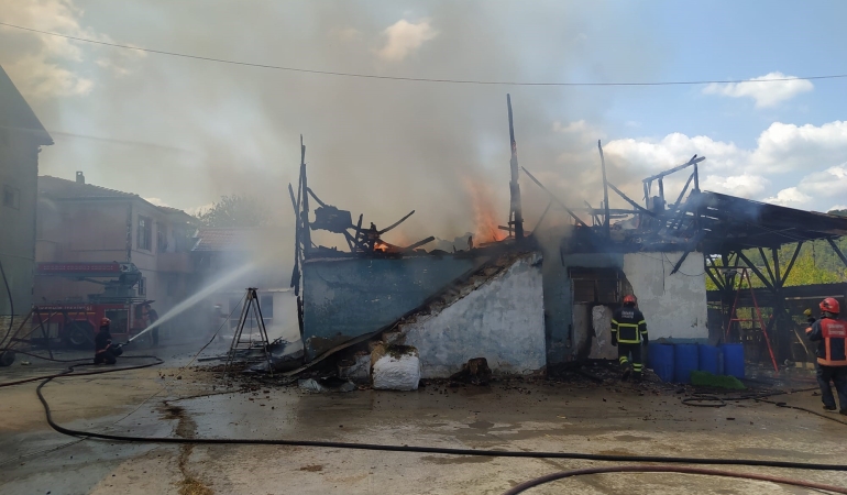 AHIR ALEV ALEV YANDI, İTFAİYE YANGINI EVLERE SIÇRAMADAN SÖNDÜRDÜ