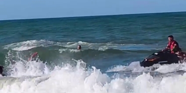 YASAĞA RAĞMEN DENİZE GİREN KİŞİ BOĞULMAKTAN SON ANDA KURTARILDI