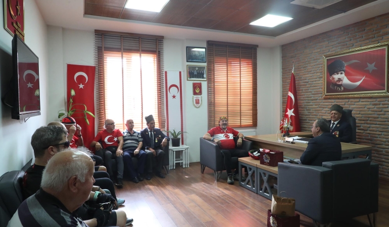 Büyükşehir kahraman gazileri unutmadı Şanlı Türk Bayrağı hediyesiyle vefa örneği
