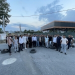 UYUŞTURUCUYA TEPKİ GÖSTEREN MAHALLELİ SOKAĞI ULAŞIMA KAPATTI POLİS EKİPLERİNİN SAATLER SÜREN İKNA ÇALIŞMASI SONRASINDA YOL TEKRAR AÇILDI