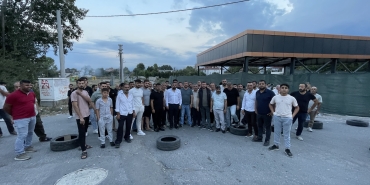 UYUŞTURUCUYA TEPKİ GÖSTEREN MAHALLELİ SOKAĞI ULAŞIMA KAPATTI POLİS EKİPLERİNİN SAATLER SÜREN İKNA ÇALIŞMASI SONRASINDA YOL TEKRAR AÇILDI