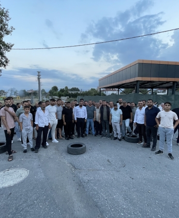 UYUŞTURUCUYA TEPKİ GÖSTEREN MAHALLELİ SOKAĞI ULAŞIMA KAPATTI POLİS EKİPLERİNİN SAATLER SÜREN İKNA ÇALIŞMASI SONRASINDA YOL TEKRAR AÇILDI
