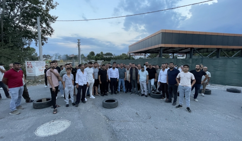 UYUŞTURUCUYA TEPKİ GÖSTEREN MAHALLELİ SOKAĞI ULAŞIMA KAPATTI POLİS EKİPLERİNİN SAATLER SÜREN İKNA ÇALIŞMASI SONRASINDA YOL TEKRAR AÇILDI