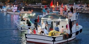 SAKARYA'DA BALIKÇILAR TÖRENLE 'VİRA BİSMİLLAH' DEDİ BALIKÇILAR AV SEZONU TEKNELERDE MEŞALE YAKARAK KUTLADI
