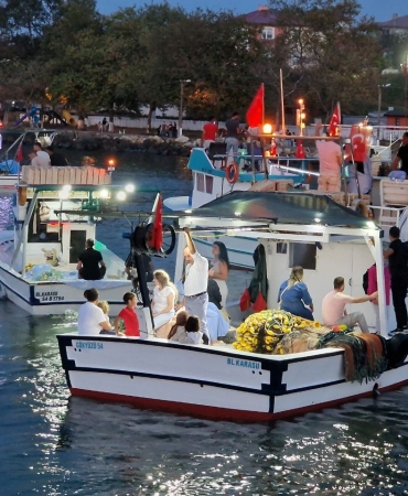 SAKARYA'DA BALIKÇILAR TÖRENLE 'VİRA BİSMİLLAH' DEDİ BALIKÇILAR AV SEZONU TEKNELERDE MEŞALE YAKARAK KUTLADI