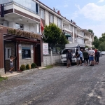 GECE VAKTİ ALKOLLÜ ŞEKİLDE GİTTİĞİ SİTE SAKİNLERİNE BIÇAKLA DEHŞETİ YAŞATTI ELİNDE BIÇAKLA KÜFÜR VE TEHDİTLER SAVURDU, SAĞA SOLA SALDIRDI: O ANLAR KAMERADA "3 KİŞİSİNİZ, SİZİ DELİK DEŞİK EDECEĞİM. DELİKANLIYSANIZ ÇIKARSINIZ"