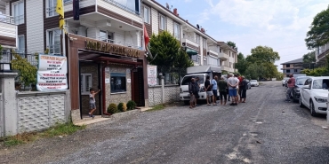 GECE VAKTİ ALKOLLÜ ŞEKİLDE GİTTİĞİ SİTE SAKİNLERİNE BIÇAKLA DEHŞETİ YAŞATTI ELİNDE BIÇAKLA KÜFÜR VE TEHDİTLER SAVURDU, SAĞA SOLA SALDIRDI: O ANLAR KAMERADA "3 KİŞİSİNİZ, SİZİ DELİK DEŞİK EDECEĞİM. DELİKANLIYSANIZ ÇIKARSINIZ"