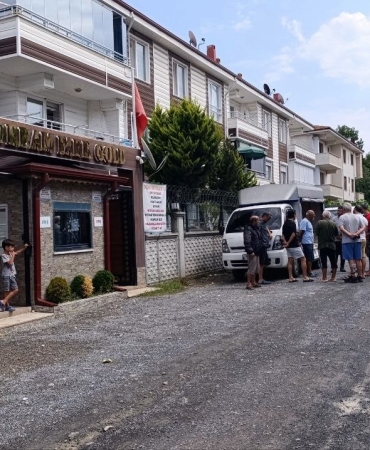 GECE VAKTİ ALKOLLÜ ŞEKİLDE GİTTİĞİ SİTE SAKİNLERİNE BIÇAKLA DEHŞETİ YAŞATTI ELİNDE BIÇAKLA KÜFÜR VE TEHDİTLER SAVURDU, SAĞA SOLA SALDIRDI: O ANLAR KAMERADA "3 KİŞİSİNİZ, SİZİ DELİK DEŞİK EDECEĞİM. DELİKANLIYSANIZ ÇIKARSINIZ"