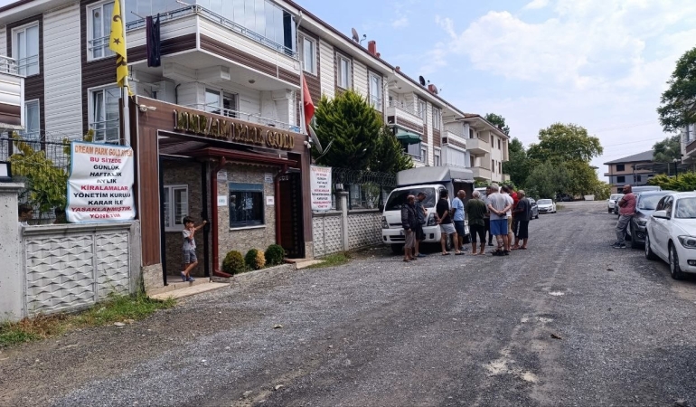 GECE VAKTİ ALKOLLÜ ŞEKİLDE GİTTİĞİ SİTE SAKİNLERİNE BIÇAKLA DEHŞETİ YAŞATTI ELİNDE BIÇAKLA KÜFÜR VE TEHDİTLER SAVURDU, SAĞA SOLA SALDIRDI: O ANLAR KAMERADA "3 KİŞİSİNİZ, SİZİ DELİK DEŞİK EDECEĞİM. DELİKANLIYSANIZ ÇIKARSINIZ"