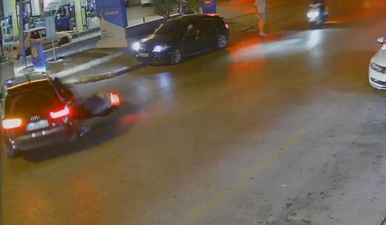 Otomobille çarpışan motosikletli genç hayatını kaybetti: Feci kaza kamerada