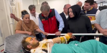 PATLAMADA YARALANAN İŞÇİ DEHŞET ANLARINI ANLATTI: "ÖYLE BİR PATLADI Kİ ÜSTÜMÜZDE KIYAFET KALMADI, AYAKKABILARIMIZ UÇTU" "BEN ÇALIŞIYORDUM, İŞİMİ YAPIYORDUM. 4 SANİYE BEYAZ BİR IŞIK YANDI. KAFAMI DÖNDÜRDÜĞÜMDE HER YER YIKILMIŞTI VE İÇERİSİ YANIYORDU"