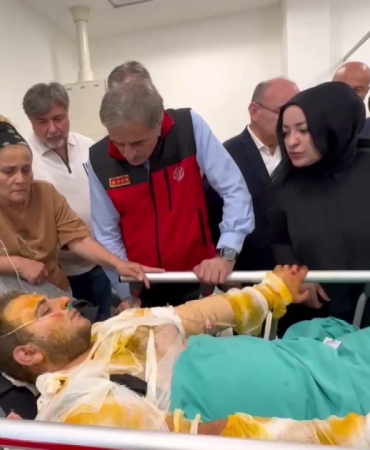 PATLAMADA YARALANAN İŞÇİ DEHŞET ANLARINI ANLATTI: "ÖYLE BİR PATLADI Kİ ÜSTÜMÜZDE KIYAFET KALMADI, AYAKKABILARIMIZ UÇTU" "BEN ÇALIŞIYORDUM, İŞİMİ YAPIYORDUM. 4 SANİYE BEYAZ BİR IŞIK YANDI. KAFAMI DÖNDÜRDÜĞÜMDE HER YER YIKILMIŞTI VE İÇERİSİ YANIYORDU"