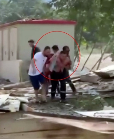 SAKARYA'DAKİ PATLAMA SONRASI İLK ANLAR: YARALIYI BÖYLE TAŞIMIŞLAR