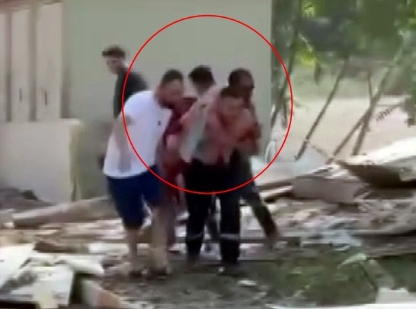 Sakarya’daki patlama sonrası ilk anlar: Yaralıyı böyle taşımışlar