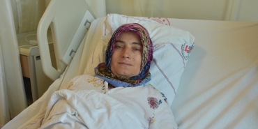 PATLAMADA YARALANAN İŞÇİLER KORKUNÇ ANLARI ANLATTI: "NAMAZ KILIYORDUM, CAM ÜZERİME DÜŞTÜ" "ATEŞİN BASINCI BİZİ MASANIN ALTINA FIRLATTI"