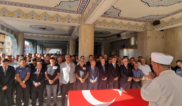 GÖREVİ ESNASINDA KALP KRİZİ GEÇİREN POLİS MEMURU SON YOLCULUĞUNA UĞURLANDI