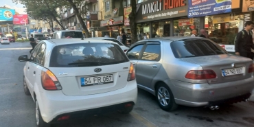 ÇİFT SIRA VE UYGUNSUZ PARK EDEN 115 ARAÇ SÜRÜCÜSÜNE 79 BİN TL CEZA KESİLDİ SAKARYA'DA TRAFİK EKİPLERİ KURAL İHLALİ YAPAN SÜRÜCÜLERE GÖZ AÇTIRMIYOR