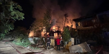 SAKARYA'DA; EV, DEPOSU VE AHIR KISMI ALEVLERE TESLİM OLDU