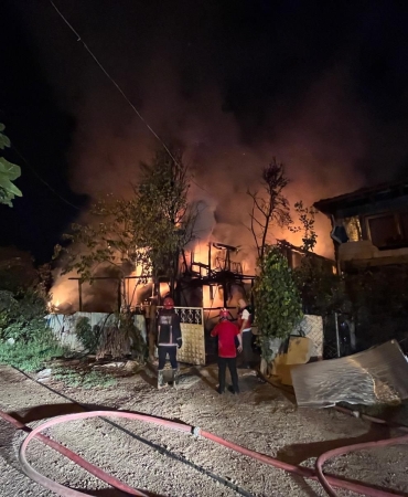 SAKARYA'DA; EV, DEPOSU VE AHIR KISMI ALEVLERE TESLİM OLDU