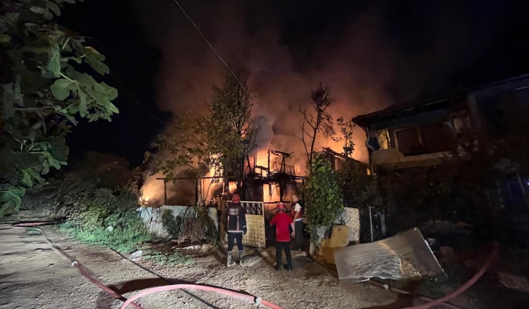 Sakarya’da; ev, deposu ve ahır kısmı alevlere teslim oldu