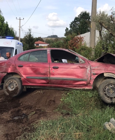 YOLDAN ÇIKAN ARAÇ FİDANLIĞA UÇTU: SIKIŞAN SÜRÜCÜYÜ İTFAİYE KURTARDI