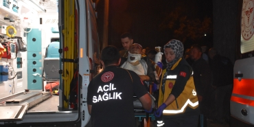 SAKARYA'DA KONTROLDEN ÇIKAN OTOMOBİL ŞARAMPOLE YUVARLANDI: 2 YARALI KAZAYI GÖREN VATANDAŞLAR, YARALILARI KURTARABİLMEK İÇİN SEFERBER OLDU