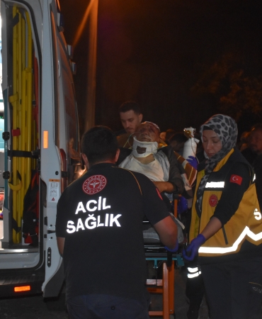 SAKARYA'DA KONTROLDEN ÇIKAN OTOMOBİL ŞARAMPOLE YUVARLANDI: 2 YARALI KAZAYI GÖREN VATANDAŞLAR, YARALILARI KURTARABİLMEK İÇİN SEFERBER OLDU
