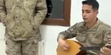 GEÇTİĞİMİZ HAFTA SÖZLENMİŞTİ: SAKARYALI ŞEHİDİN GÖRÜNTÜLERİ YÜREKLERİ DAĞLADI 'ÇANAKKALE ŞEHİTLERİNE' ADLI ŞİİRİ OKUYAN ŞEHİDİN GÖRÜNTÜSÜ DUYGULANDIRDI