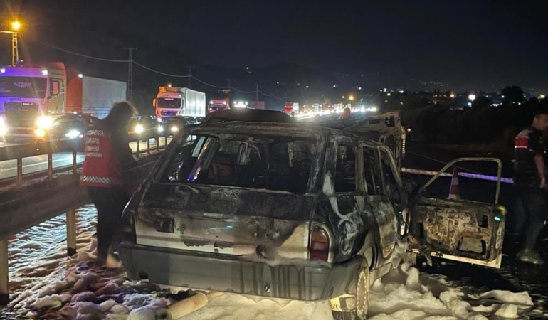 Korkunç kazada alev topuna dönen otomobil karı-kocaya mezar oldu