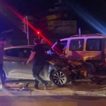 DUBLE YOLDA HAFİF TİCARİ ARAÇ İLE OTOMOBİL ÇARPIŞTI: 5 YARALI
