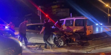 DUBLE YOLDA HAFİF TİCARİ ARAÇ İLE OTOMOBİL ÇARPIŞTI: 5 YARALI