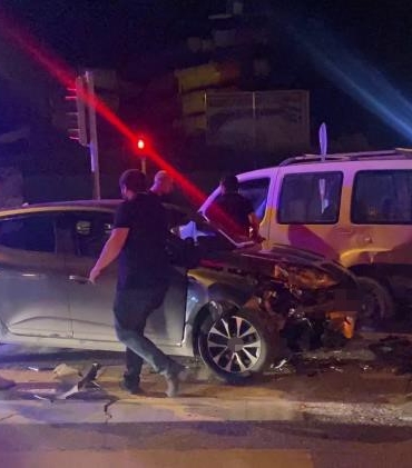 DUBLE YOLDA HAFİF TİCARİ ARAÇ İLE OTOMOBİL ÇARPIŞTI: 5 YARALI