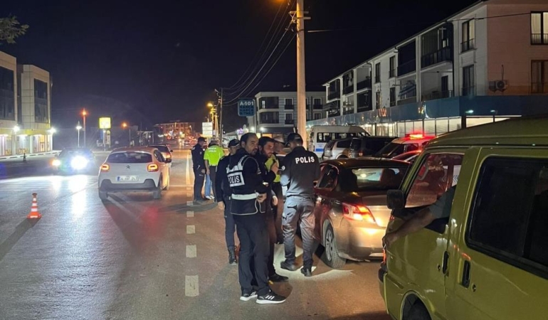 Sakarya’da polisten şok uygulama: 2 şahıs yakalandı, ruhsatsız 5 tabanca ele geçirildi