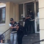 SAKARYA'DA 'DUR' İHTARINA UYMAYIP KAÇTILAR, 4 POLİSİN KAZADA YARALANMASINA SEBEP OLDULAR ÇOK SAYIDA SUÇ KAYITLARI VARDI DÜZCE'DE YAKALANDILAR: SAKARYA'YA GETİRİLEN ŞAHISLAR ADLİYEYE SEVK EDİLDİ
