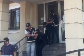 SAKARYA'DA 'DUR' İHTARINA UYMAYIP KAÇTILAR, 4 POLİSİN KAZADA YARALANMASINA SEBEP OLDULAR ÇOK SAYIDA SUÇ KAYITLARI VARDI DÜZCE'DE YAKALANDILAR: SAKARYA'YA GETİRİLEN ŞAHISLAR ADLİYEYE SEVK EDİLDİ