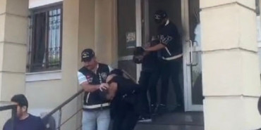 SAKARYA'DA 'DUR' İHTARINA UYMAYIP KAÇTILAR, 4 POLİSİN KAZADA YARALANMASINA SEBEP OLDULAR ÇOK SAYIDA SUÇ KAYITLARI VARDI DÜZCE'DE YAKALANDILAR: SAKARYA'YA GETİRİLEN ŞAHISLAR ADLİYEYE SEVK EDİLDİ