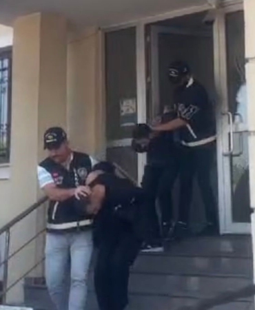 SAKARYA'DA 'DUR' İHTARINA UYMAYIP KAÇTILAR, 4 POLİSİN KAZADA YARALANMASINA SEBEP OLDULAR ÇOK SAYIDA SUÇ KAYITLARI VARDI DÜZCE'DE YAKALANDILAR: SAKARYA'YA GETİRİLEN ŞAHISLAR ADLİYEYE SEVK EDİLDİ