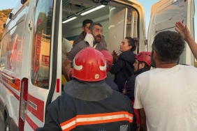 KAZADA YARALANDI, ÖNCE SÜRÜCÜ ARKADAŞIYLA TARTIŞTI SONRA AYAKKABISININ DERDİNE DÜŞTÜ AMBULANSA GÖTÜRÜLEN YARALI: "VİRAJA NİYE ÖYLE GİRİYORSUN, ÖLÜME GÖTÜRÜYOR BİZİ" KONTROLDEN ÇIKAN KAMYONET DEVRİLDİ: YARALIYI İTFAİYE ARACIN CAMINI KIRARAK KURTARDI