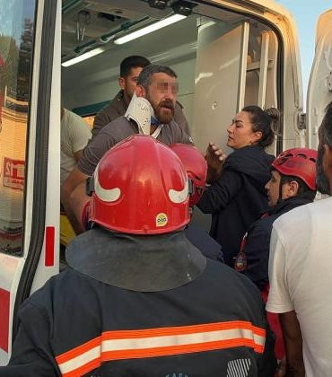 KAZADA YARALANDI, ÖNCE SÜRÜCÜ ARKADAŞIYLA TARTIŞTI SONRA AYAKKABISININ DERDİNE DÜŞTÜ AMBULANSA GÖTÜRÜLEN YARALI: "VİRAJA NİYE ÖYLE GİRİYORSUN, ÖLÜME GÖTÜRÜYOR BİZİ" KONTROLDEN ÇIKAN KAMYONET DEVRİLDİ: YARALIYI İTFAİYE ARACIN CAMINI KIRARAK KURTARDI