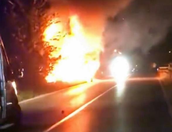 Kontrolden çıkarak yol kenarına uçan araç alev topuna döndü: 2 yaralı
