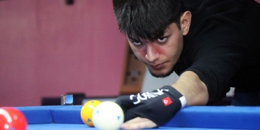 19 YAŞINDA EN BÜYÜK HAYALİNİ GERÇEKLEŞTİREREK DÜNYA ŞAMPİYONU OLDU FUTBOL OYNARKEN SAKATLANDI, BABASININ ISRARI ONU BİLARDODA ŞAMPİYONU YAPTI GENÇ YAŞTA İSMİNİ TÜRK BİLARDO TARİHİNE YAZDIRAN SEYMEN ÖZBAŞ: "SÜREKLİ ÇALIŞIP, İDMAN YAPARAK BURALARA KADAR GELDİM" "MUTLULUĞUMUN TARİFİ YOK"