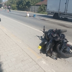 20 YAŞINDAKİ MOTOSİKLETLİ GENÇ KIZIN FECİ ÖLÜMÜ KAMYONETE ÇARPARAK YOLA SAVRULDU, KARŞI YÖNDEN GELEN OTOMOBİLİN ALTINDA KALDI