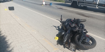 20 YAŞINDAKİ MOTOSİKLETLİ GENÇ KIZIN FECİ ÖLÜMÜ KAMYONETE ÇARPARAK YOLA SAVRULDU, KARŞI YÖNDEN GELEN OTOMOBİLİN ALTINDA KALDI